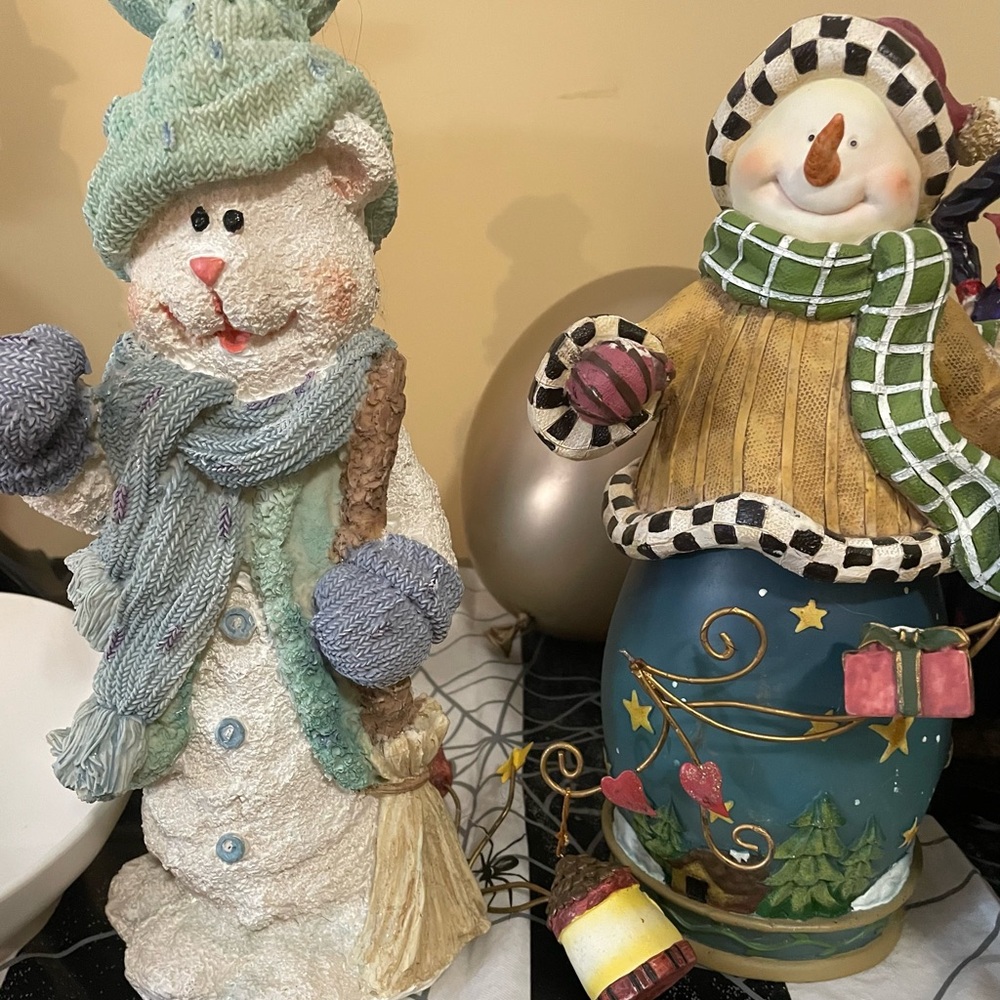 For Lauren- 2 snowmen statues
